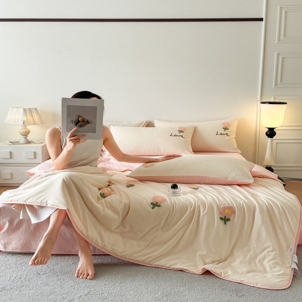 91家纺网 家纺一手货源 找家纺 遇见家居生活馆 2026新款水洗棉毛巾绣夏被四件套-艾拉 艾拉-花朵米白+嫩粉
