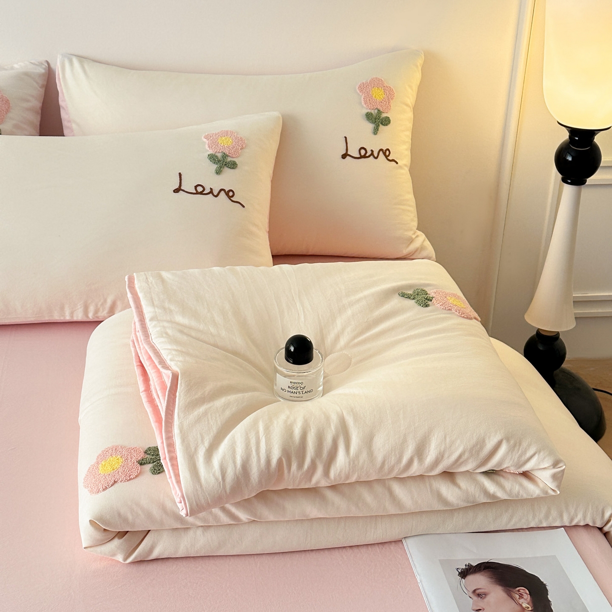 91家纺网 家纺一手货源 找家纺 遇见家居生活馆 2026新款水洗棉毛巾绣夏被四件套-艾拉 艾拉-花朵米白+嫩粉