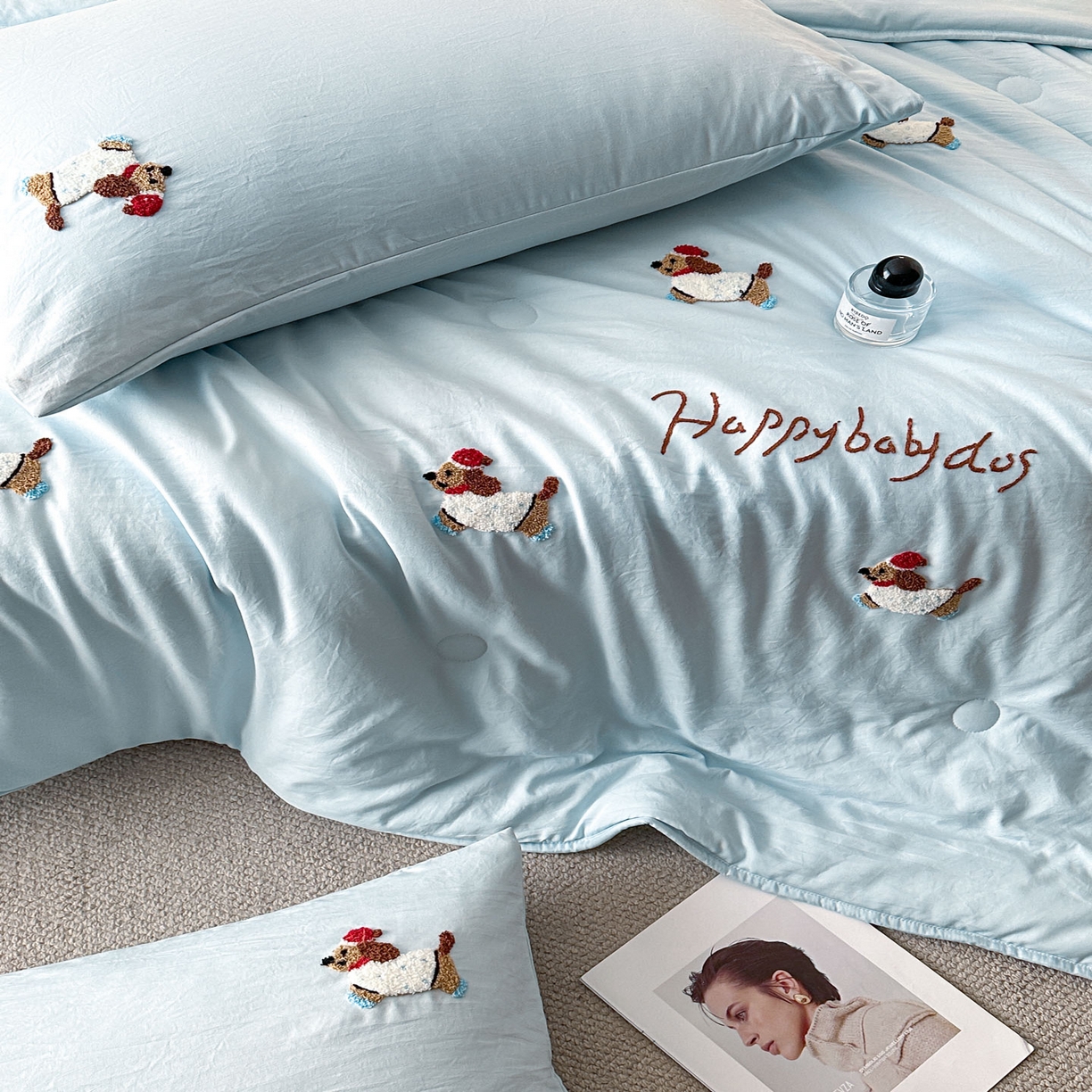 91家纺网 家纺一手货源 找家纺 遇见家居生活馆 2026新款水洗棉毛巾绣夏被四件套-艾拉 艾拉-小狗飘蓝