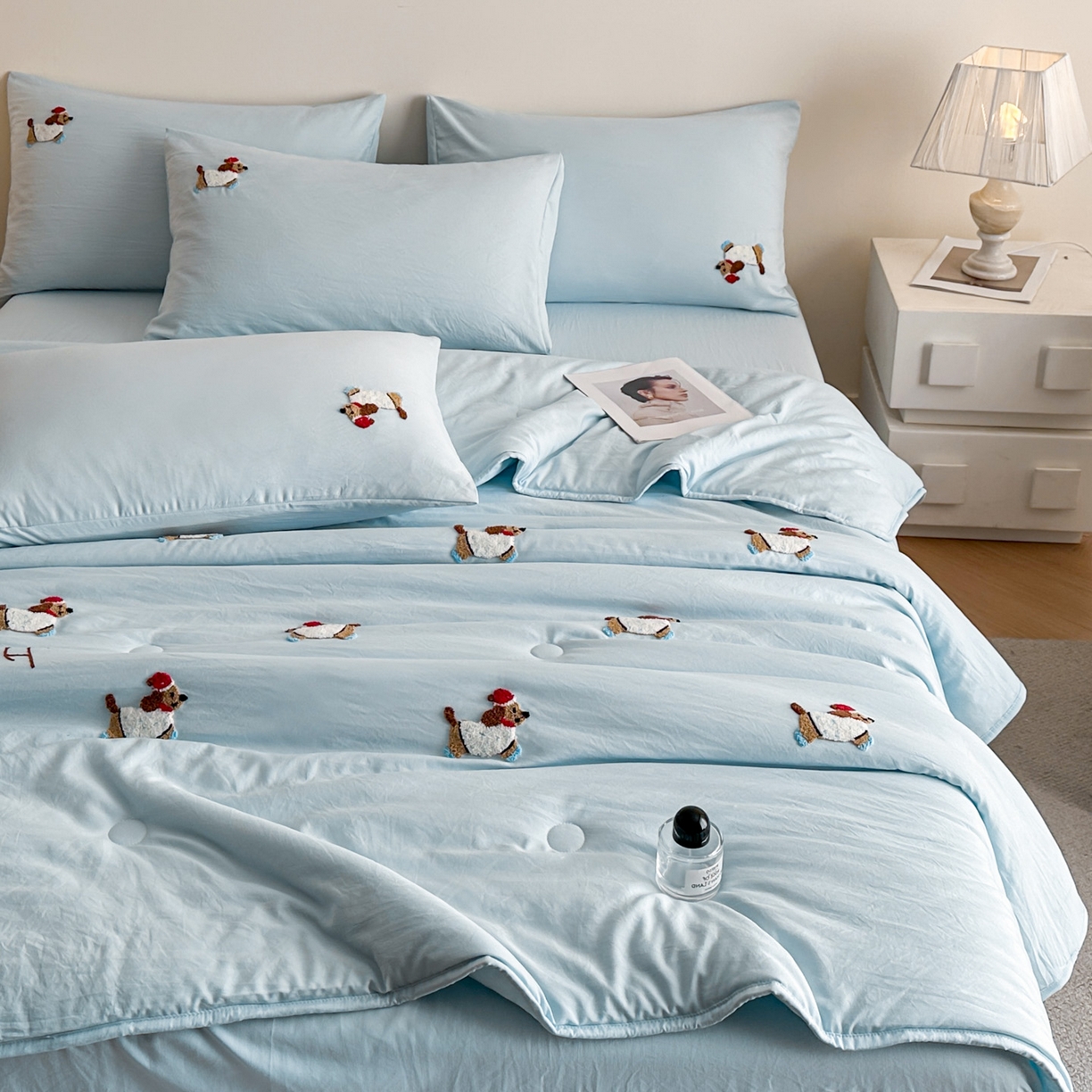 91家纺网 家纺一手货源 找家纺 遇见家居生活馆 2026新款水洗棉毛巾绣夏被四件套-艾拉 艾拉-小狗飘蓝