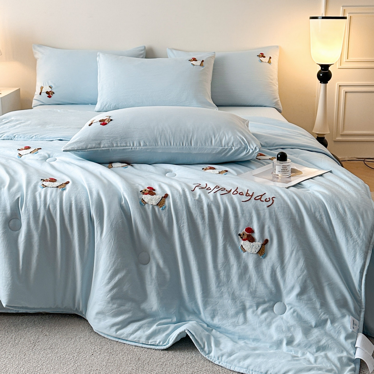 91家纺网 家纺一手货源 找家纺 遇见家居生活馆 2026新款水洗棉毛巾绣夏被四件套-艾拉 艾拉-小狗飘蓝