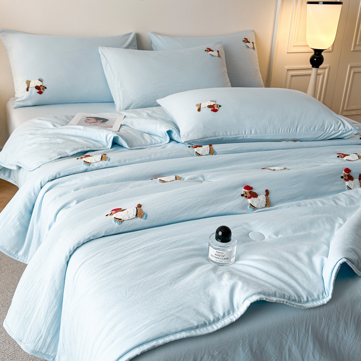 91家纺网 家纺一手货源 找家纺 遇见家居生活馆 2026新款水洗棉毛巾绣夏被四件套-艾拉 艾拉-小狗飘蓝