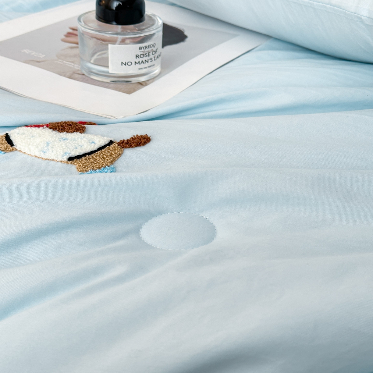 91家纺网 家纺一手货源 找家纺 遇见家居生活馆 2026新款水洗棉毛巾绣夏被四件套-艾拉 艾拉-小狗飘蓝