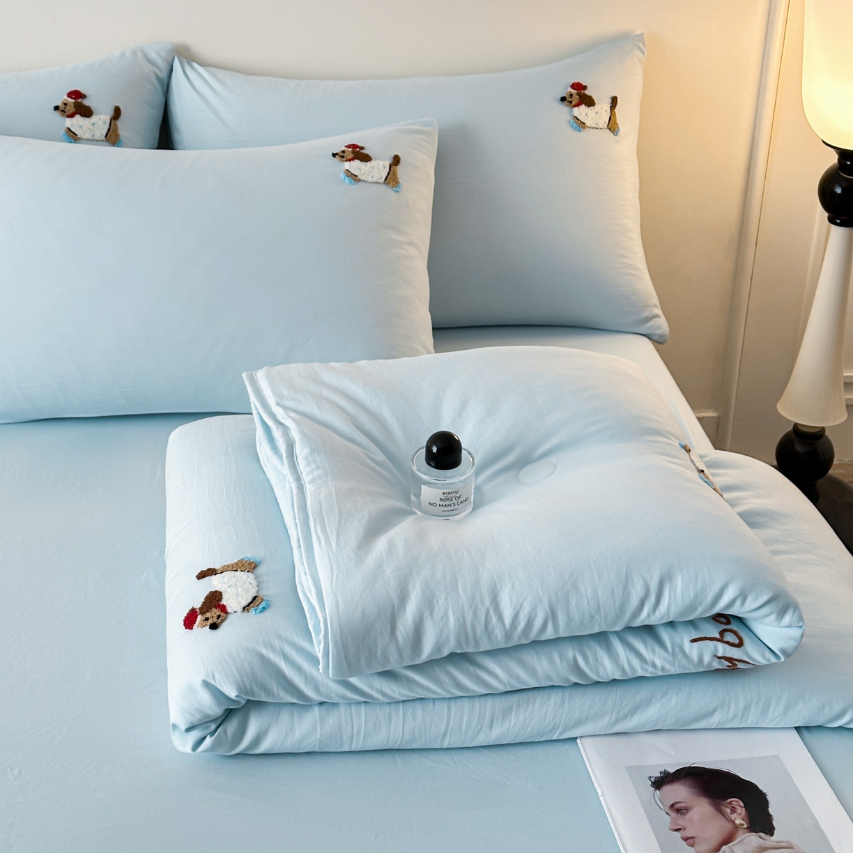 91家纺网 家纺一手货源 找家纺 遇见家居生活馆 2026新款水洗棉毛巾绣夏被四件套-艾拉 艾拉-小狗飘蓝