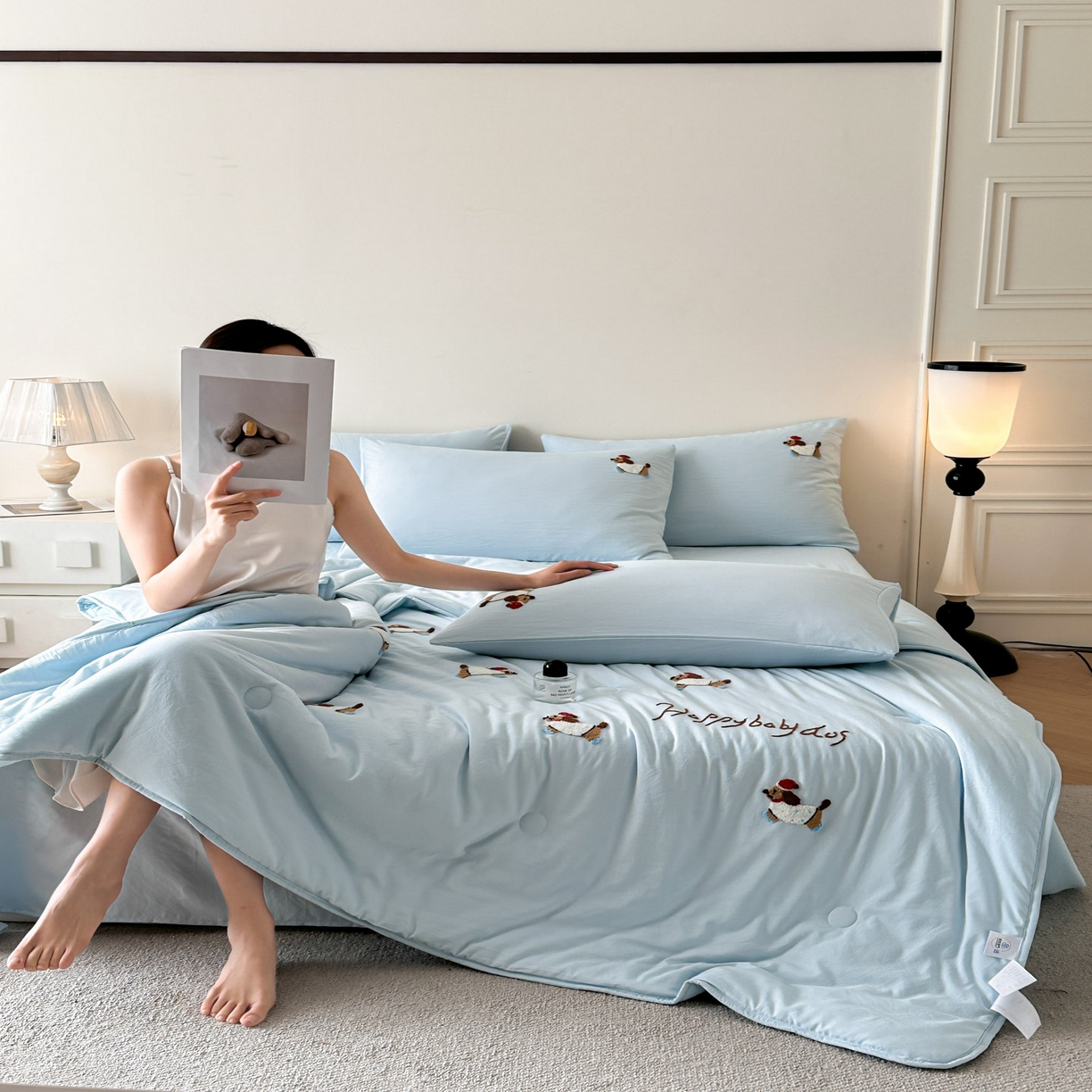 91家纺网 家纺一手货源 找家纺 遇见家居生活馆 2026新款水洗棉毛巾绣夏被四件套-艾拉 艾拉-小狗飘蓝