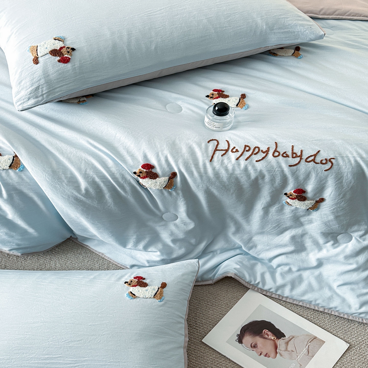 91家纺网 家纺一手货源 找家纺 遇见家居生活馆 2026新款水洗棉毛巾绣夏被四件套-艾拉 艾拉-小狗飘蓝+浅灰