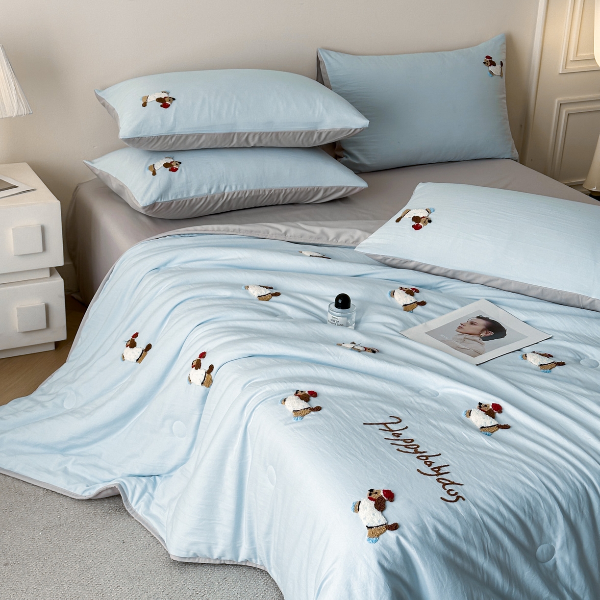 91家纺网 家纺一手货源 找家纺 遇见家居生活馆 2026新款水洗棉毛巾绣夏被四件套-艾拉 艾拉-小狗飘蓝+浅灰