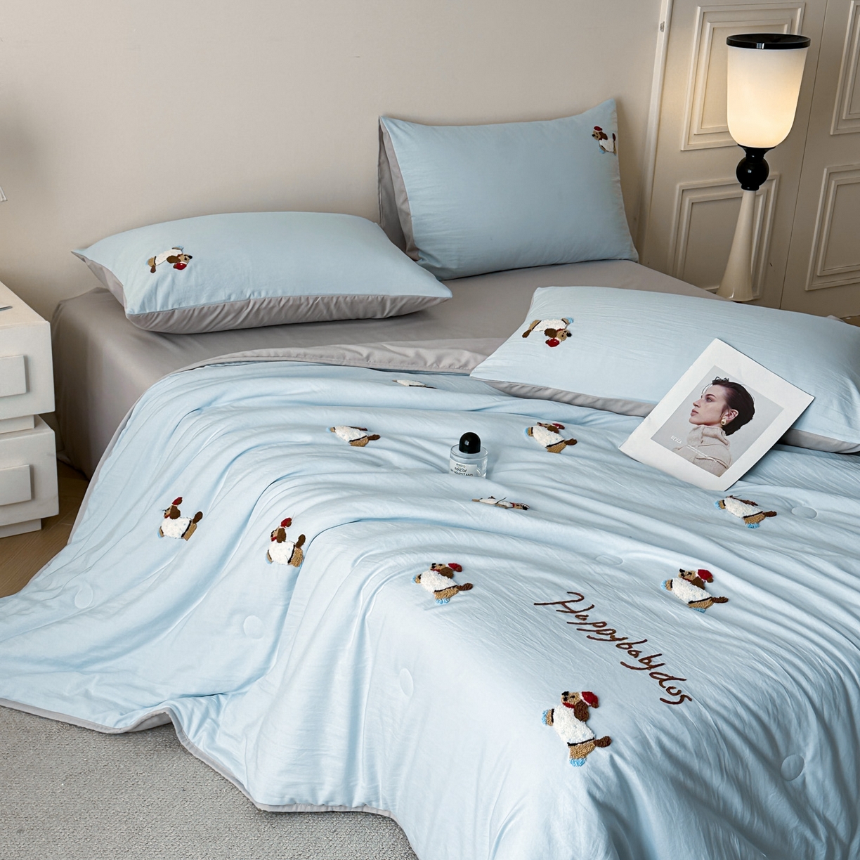 91家纺网 家纺一手货源 找家纺 遇见家居生活馆 2026新款水洗棉毛巾绣夏被四件套-艾拉 艾拉-小狗飘蓝+浅灰