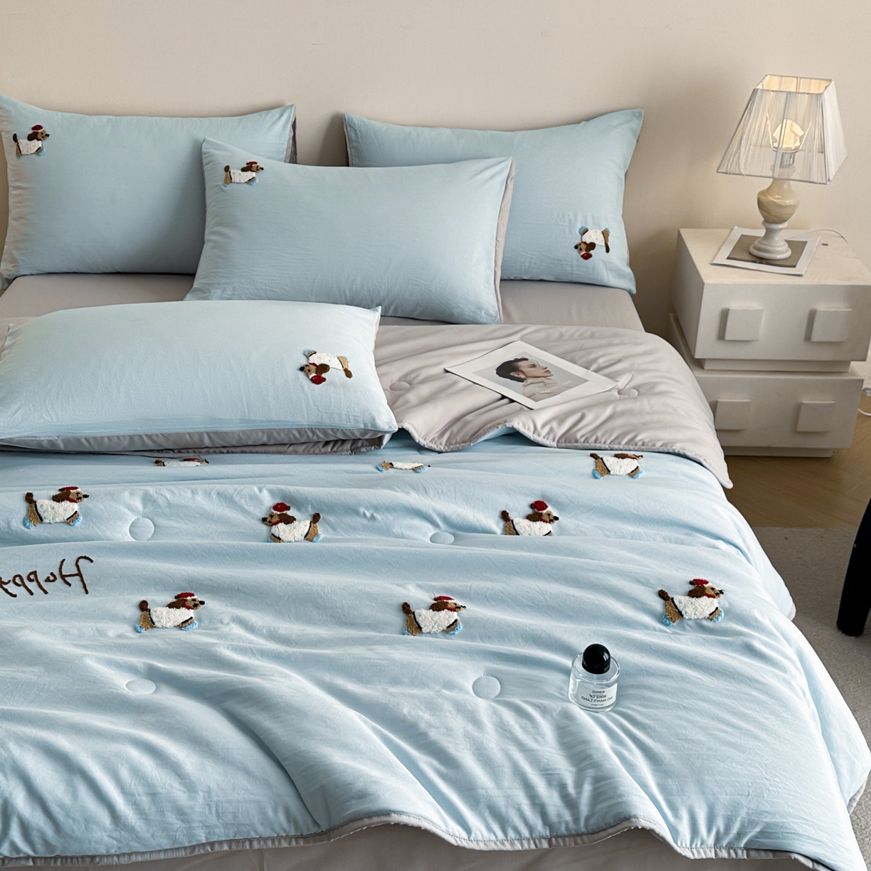 91家纺网 家纺一手货源 找家纺 遇见家居生活馆 2026新款水洗棉毛巾绣夏被四件套-艾拉 艾拉-小狗飘蓝+浅灰
