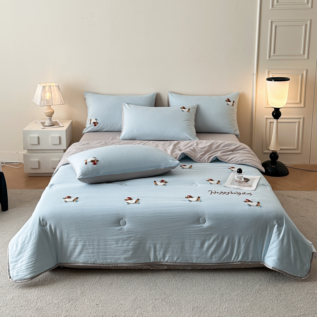 91家纺网 家纺一手货源 找家纺 遇见家居生活馆 2026新款水洗棉毛巾绣夏被四件套-艾拉 艾拉-小狗飘蓝+浅灰