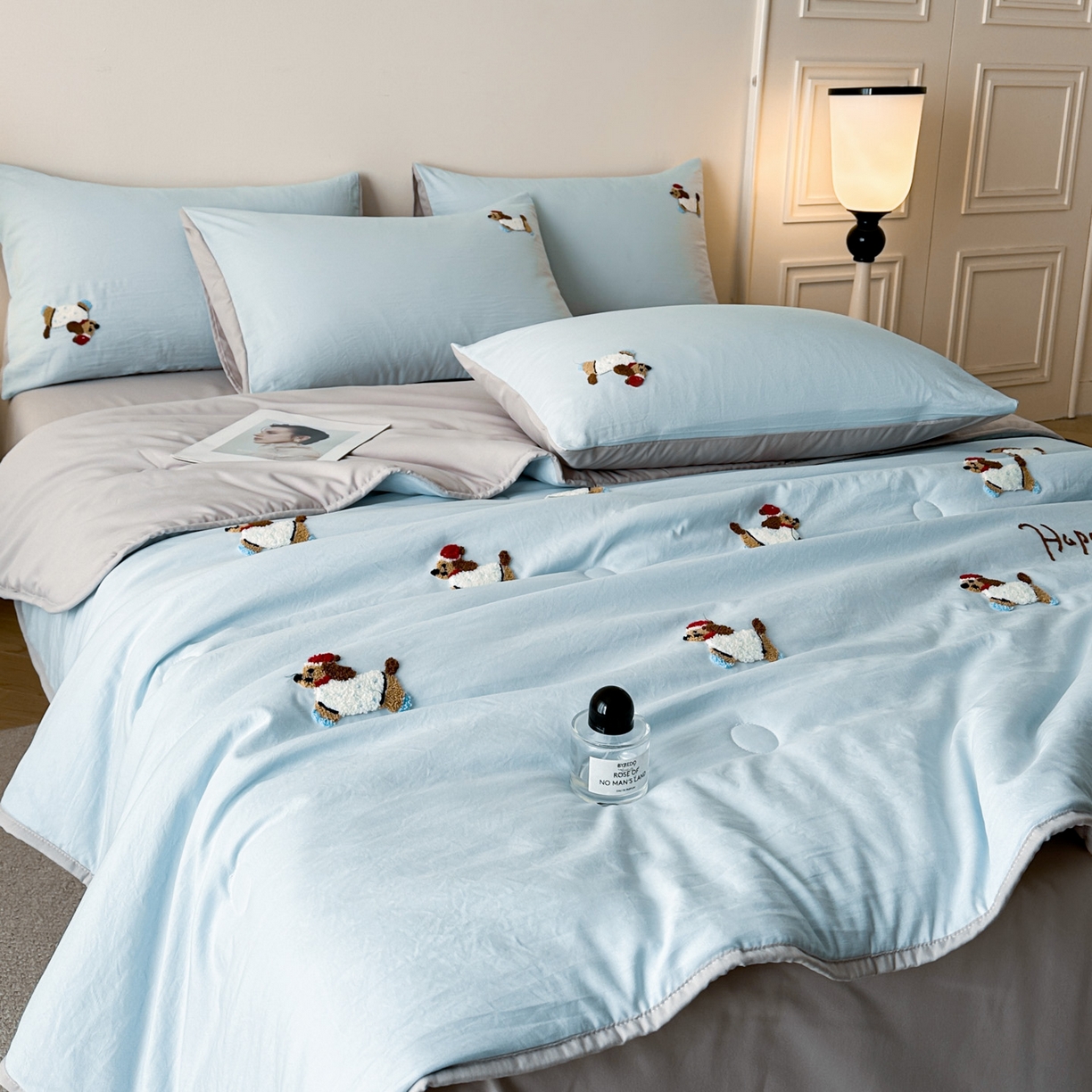 91家纺网 家纺一手货源 找家纺 遇见家居生活馆 2026新款水洗棉毛巾绣夏被四件套-艾拉 艾拉-小狗飘蓝+浅灰