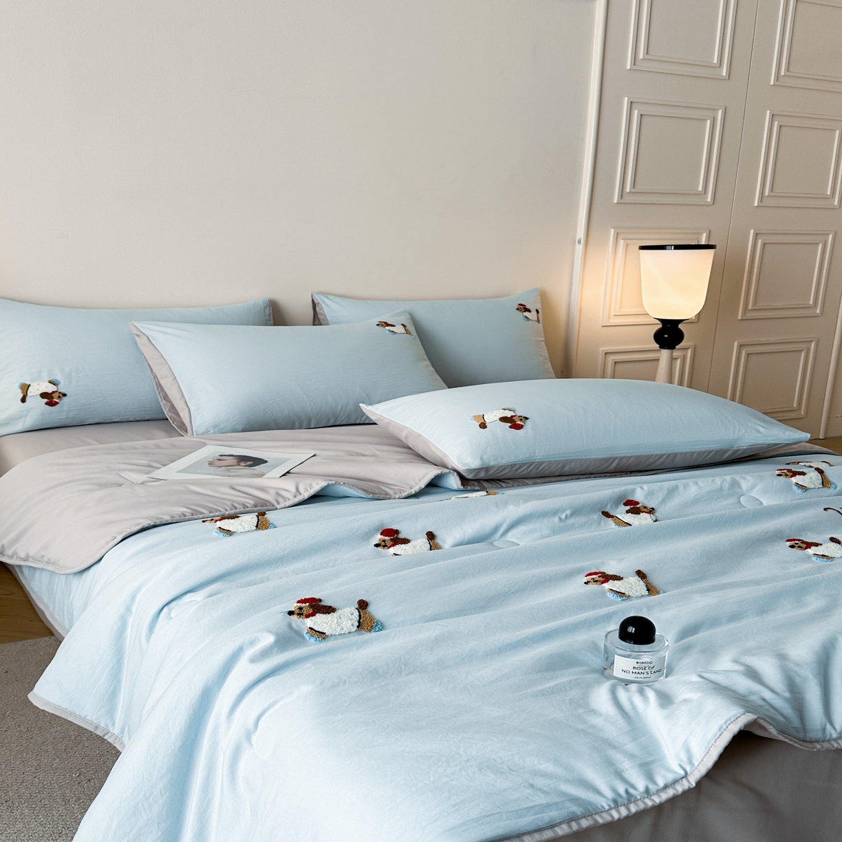 91家纺网 家纺一手货源 找家纺 遇见家居生活馆 2026新款水洗棉毛巾绣夏被四件套-艾拉 艾拉-小狗飘蓝+浅灰