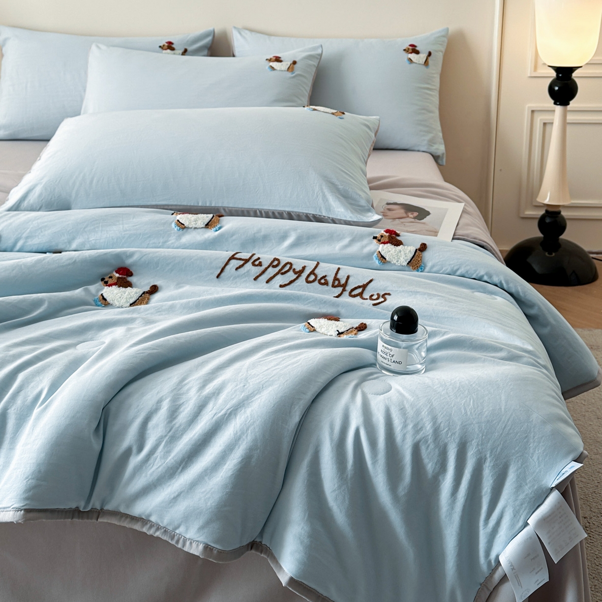 91家纺网 家纺一手货源 找家纺 遇见家居生活馆 2026新款水洗棉毛巾绣夏被四件套-艾拉 艾拉-小狗飘蓝+浅灰