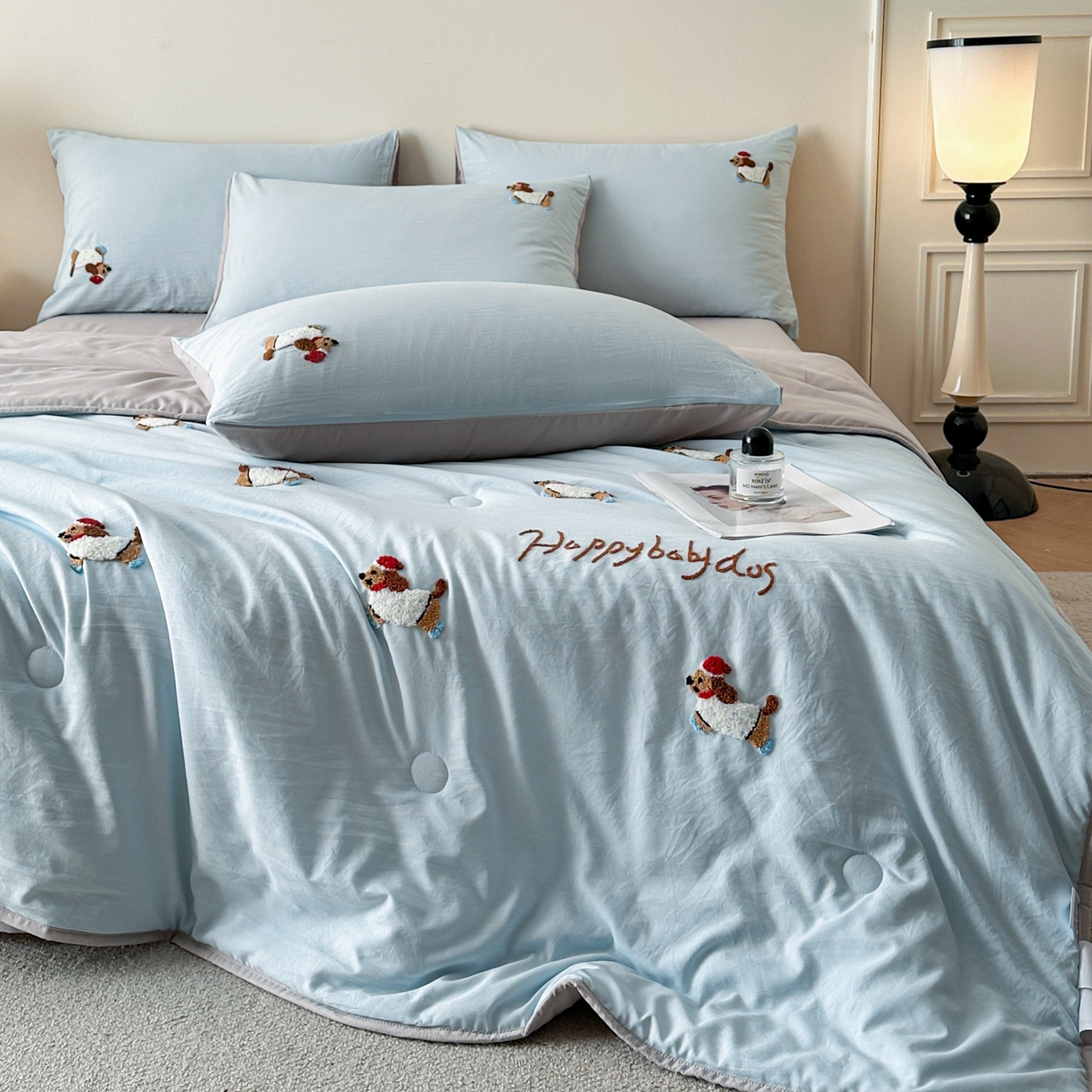 91家纺网 家纺一手货源 找家纺 遇见家居生活馆 2026新款水洗棉毛巾绣夏被四件套-艾拉 艾拉-小狗飘蓝+浅灰