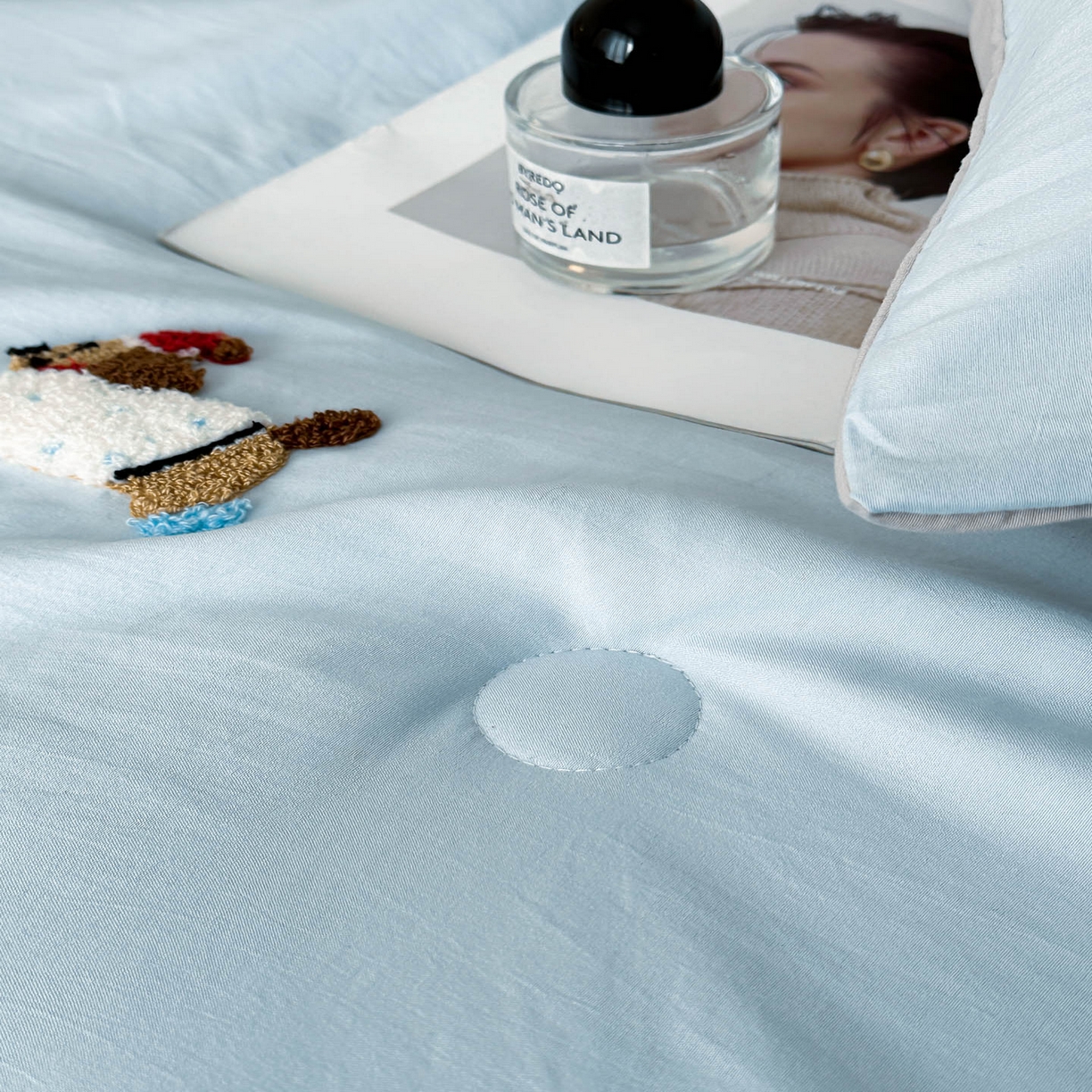 91家纺网 家纺一手货源 找家纺 遇见家居生活馆 2026新款水洗棉毛巾绣夏被四件套-艾拉 艾拉-小狗飘蓝+浅灰