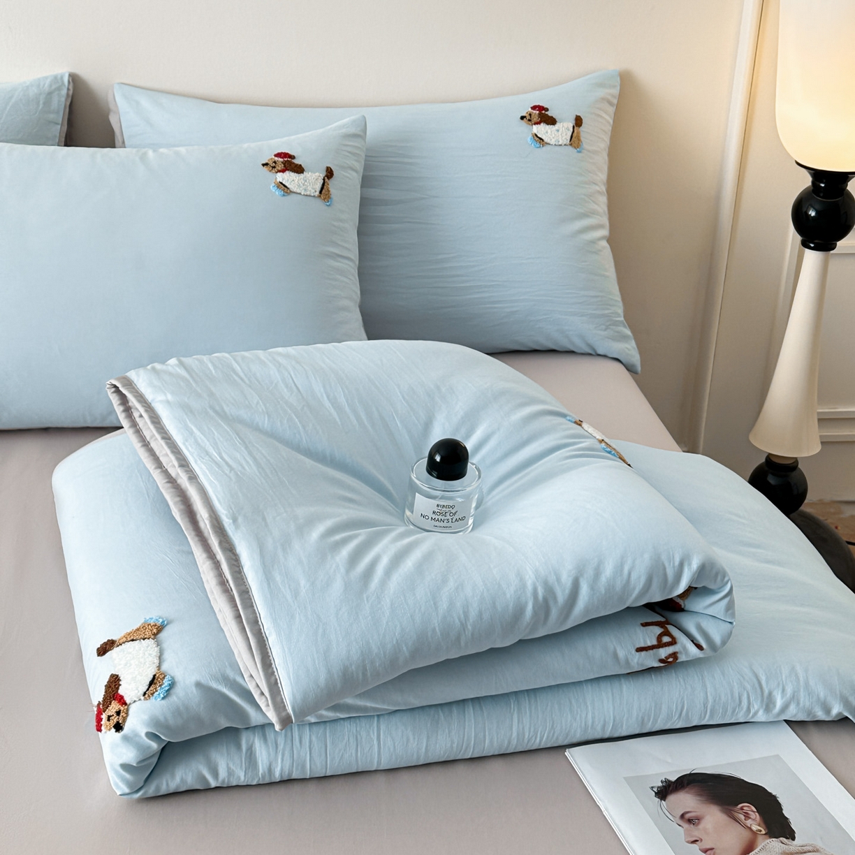 91家纺网 家纺一手货源 找家纺 遇见家居生活馆 2026新款水洗棉毛巾绣夏被四件套-艾拉 艾拉-小狗飘蓝+浅灰