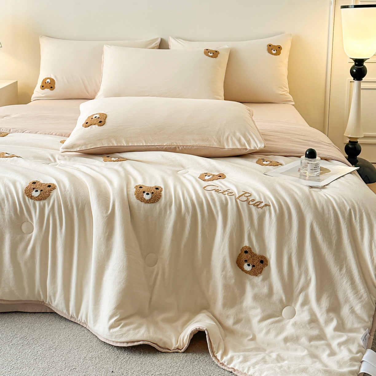 91家纺网 家纺一手货源 找家纺 遇见家居生活馆 2026新款水洗棉毛巾绣夏被四件套-艾拉 艾拉-小熊米白+香槟