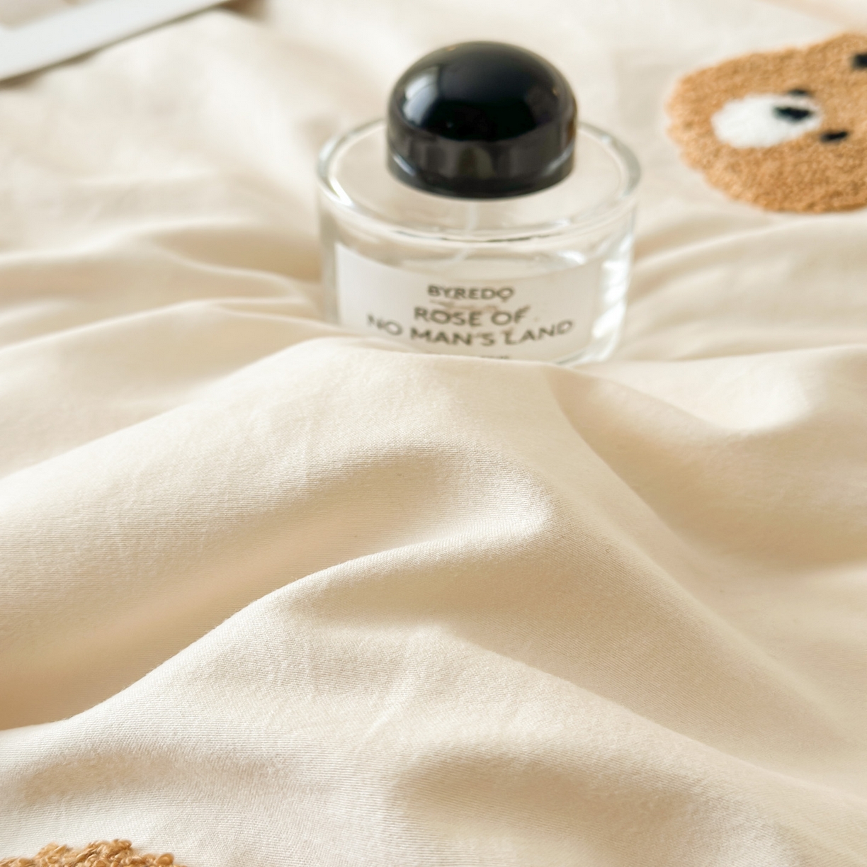 91家纺网 家纺一手货源 找家纺 遇见家居生活馆 2026新款水洗棉毛巾绣夏被四件套-艾拉 艾拉-小熊米白+香槟