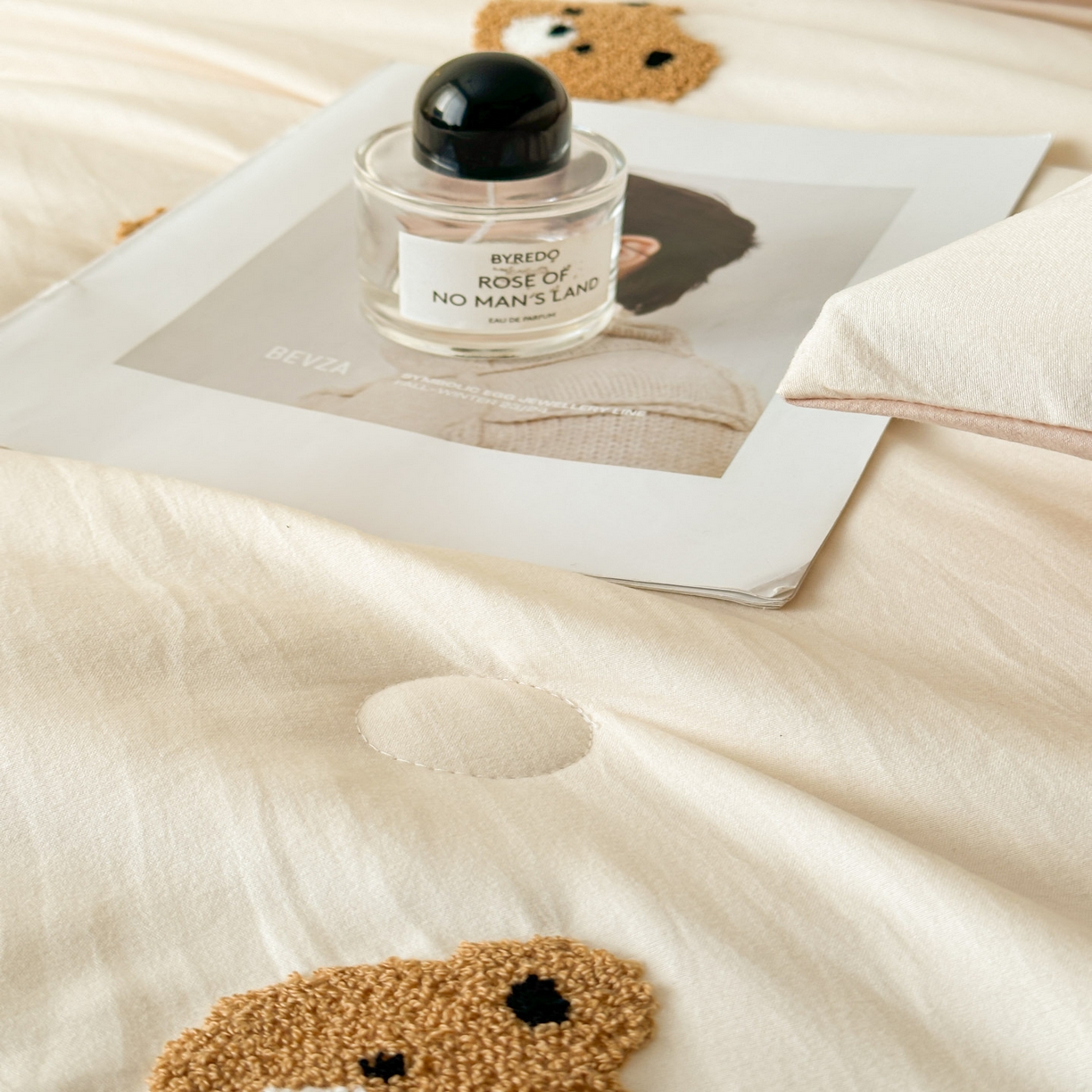 91家纺网 家纺一手货源 找家纺 遇见家居生活馆 2026新款水洗棉毛巾绣夏被四件套-艾拉 艾拉-小熊米白+香槟