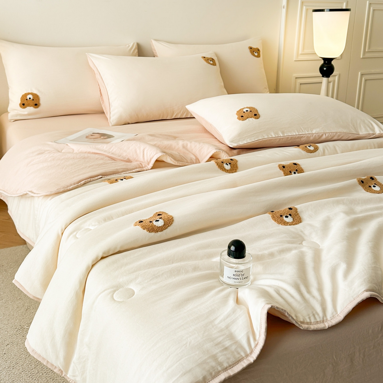 91家纺网 家纺一手货源 找家纺 遇见家居生活馆 2026新款水洗棉毛巾绣夏被四件套-艾拉 艾拉-小熊米白+香槟