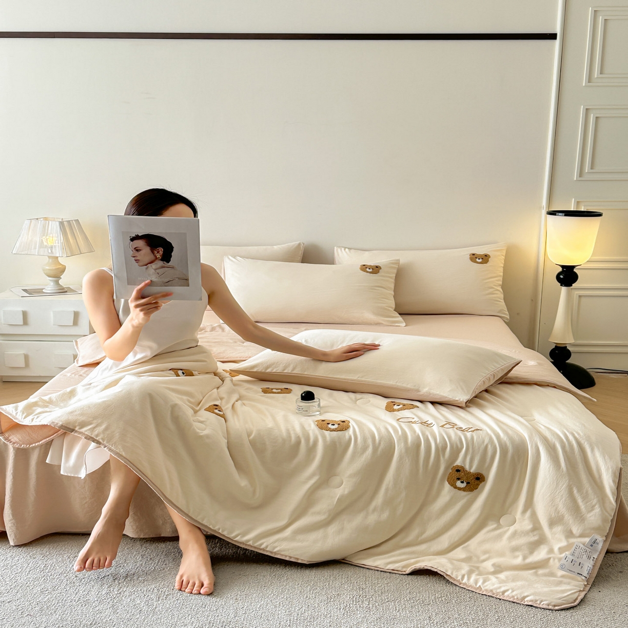 91家纺网 家纺一手货源 找家纺 遇见家居生活馆 2026新款水洗棉毛巾绣夏被四件套-艾拉 艾拉-小熊米白+香槟