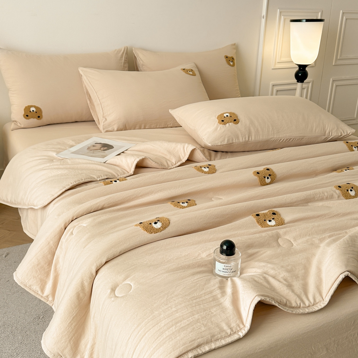 91家纺网 家纺一手货源 找家纺 遇见家居生活馆 2026新款水洗棉毛巾绣夏被四件套-艾拉 艾拉-小熊香槟