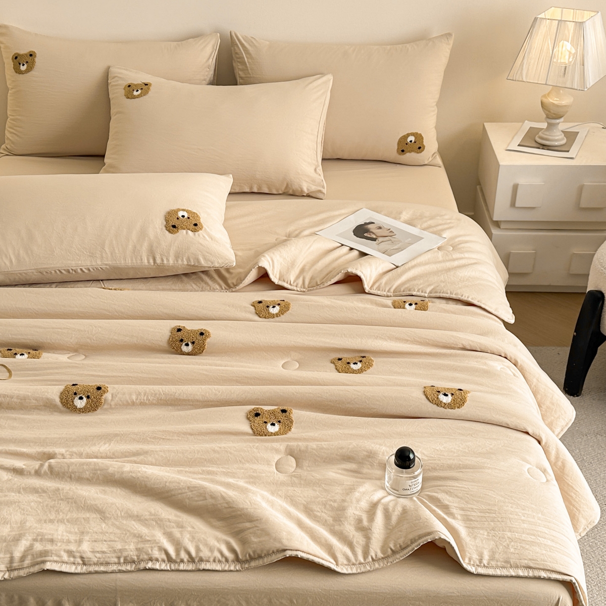 91家纺网 家纺一手货源 找家纺 遇见家居生活馆 2026新款水洗棉毛巾绣夏被四件套-艾拉 艾拉-小熊香槟