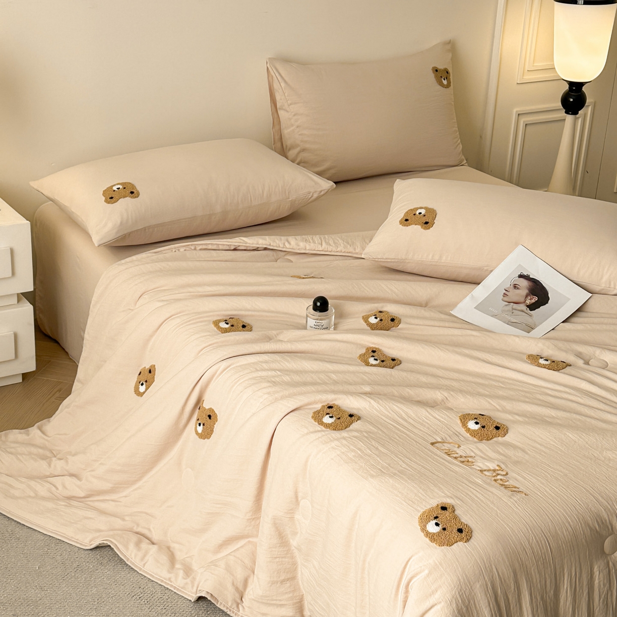 91家纺网 家纺一手货源 找家纺 遇见家居生活馆 2026新款水洗棉毛巾绣夏被四件套-艾拉 艾拉-小熊香槟