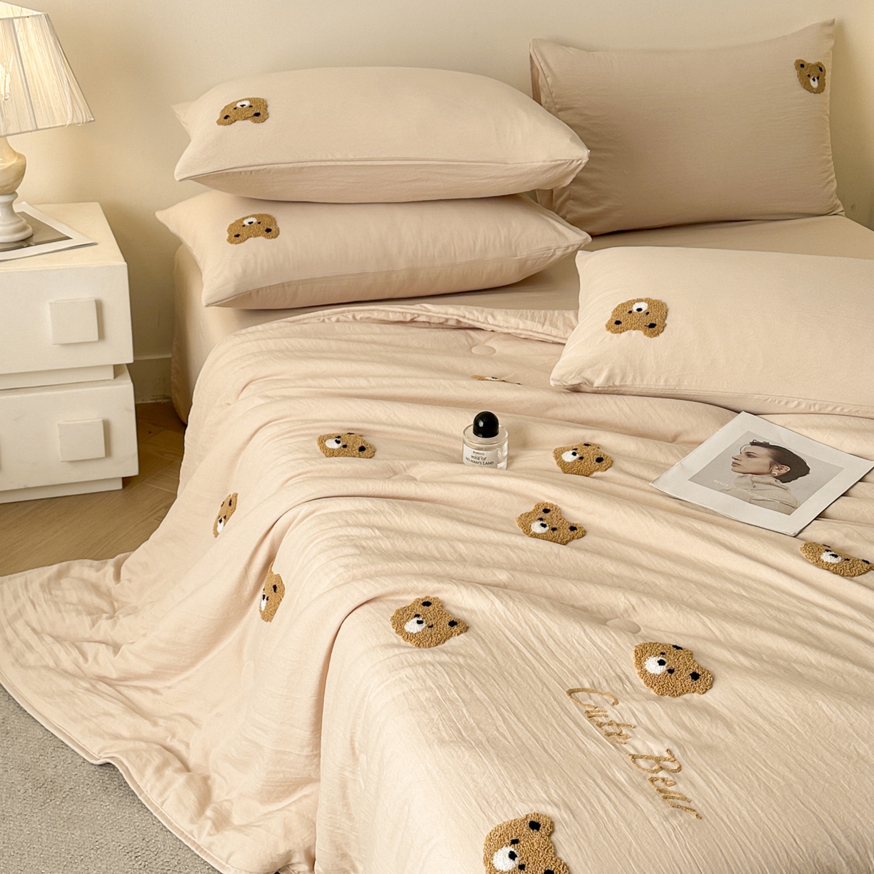 91家纺网 家纺一手货源 找家纺 遇见家居生活馆 2026新款水洗棉毛巾绣夏被四件套-艾拉 艾拉-小熊香槟