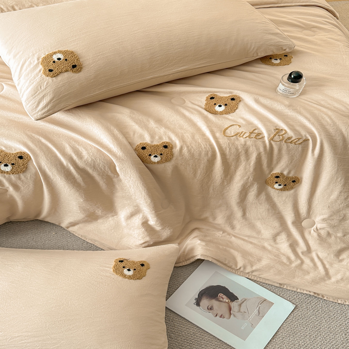 91家纺网 家纺一手货源 找家纺 遇见家居生活馆 2026新款水洗棉毛巾绣夏被四件套-艾拉 艾拉-小熊香槟