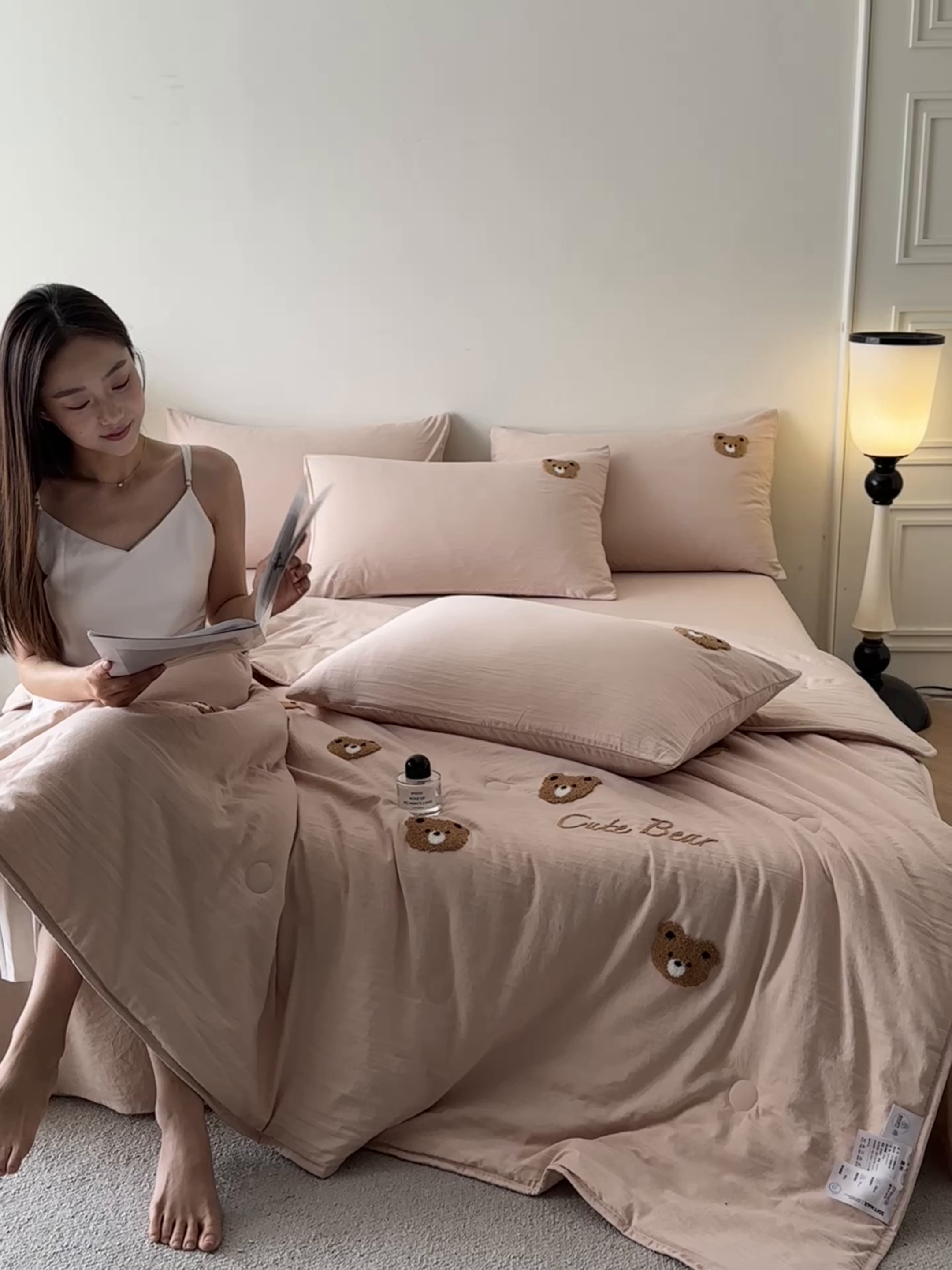 91家纺网 家纺一手货源 找家纺 遇见家居生活馆 2026新款水洗棉毛巾绣夏被四件套-艾拉 艾拉-小熊香槟