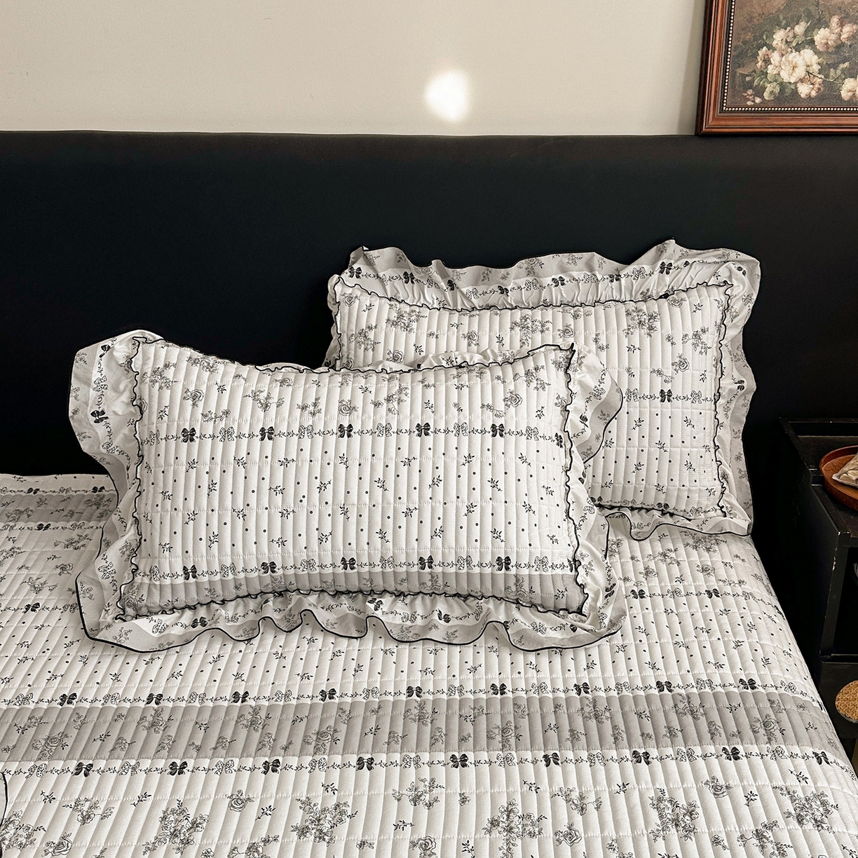 91家纺网 家纺一手货源 找家纺 眠势力 2026新款双层纱花边床盖四件套加厚夹棉云感皱皱纱大花边床单套件赫本风 水墨蔷薇