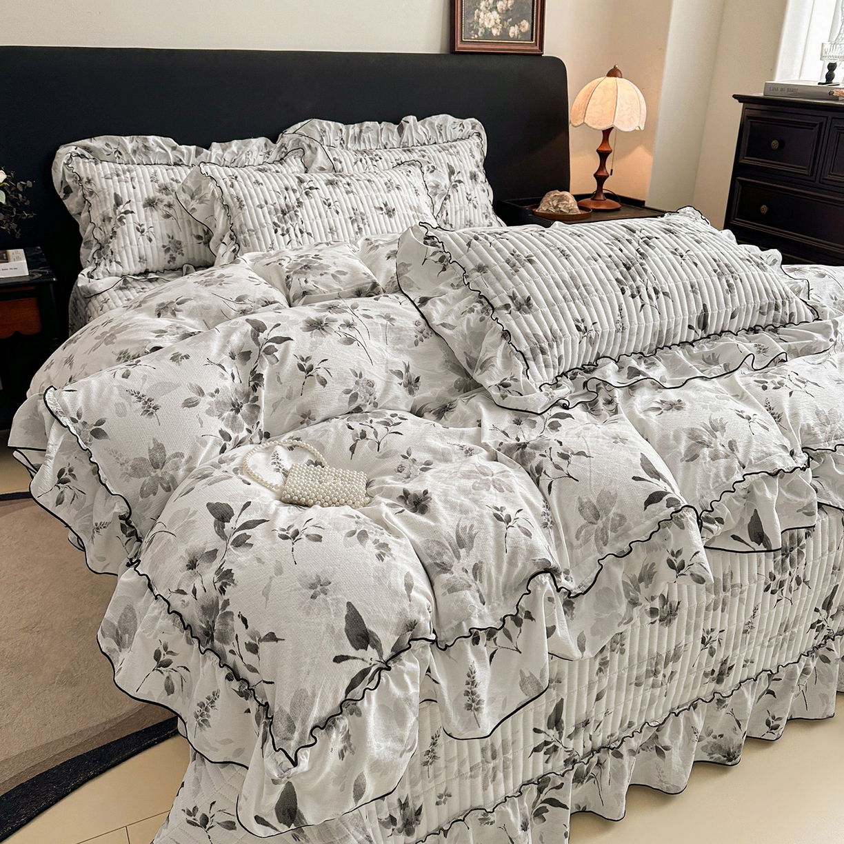 91家纺网 家纺一手货源 找家纺 眠势力 2026新款双层纱花边床盖四件套加厚夹棉云感皱皱纱大花边床单套件赫本风 雾都繁花