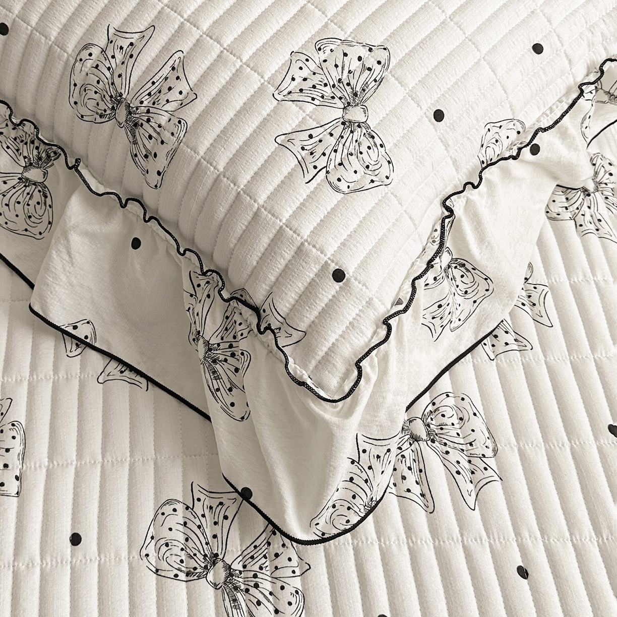 91家纺网 家纺一手货源 找家纺 眠势力 2026新款双层纱花边床盖四件套加厚夹棉云感皱皱纱大花边床单套件赫本风 墨羽蝶影