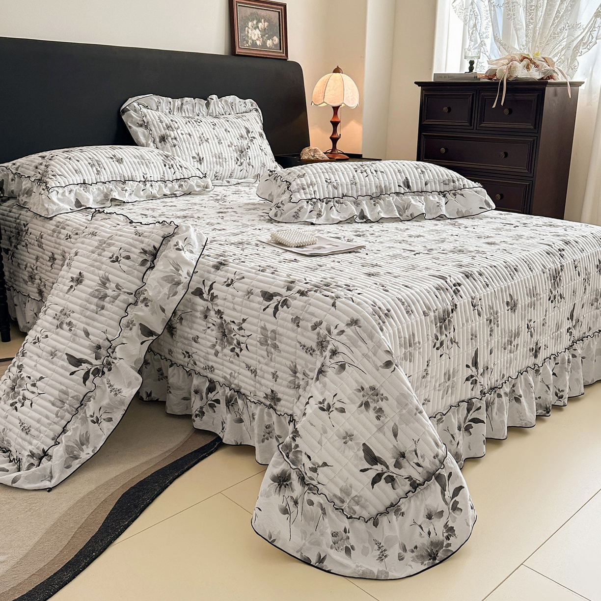 91家纺网 家纺一手货源 找家纺 眠势力 2026新款双层纱花边床盖四件套加厚夹棉云感皱皱纱大花边床单套件赫本风 雾都繁花