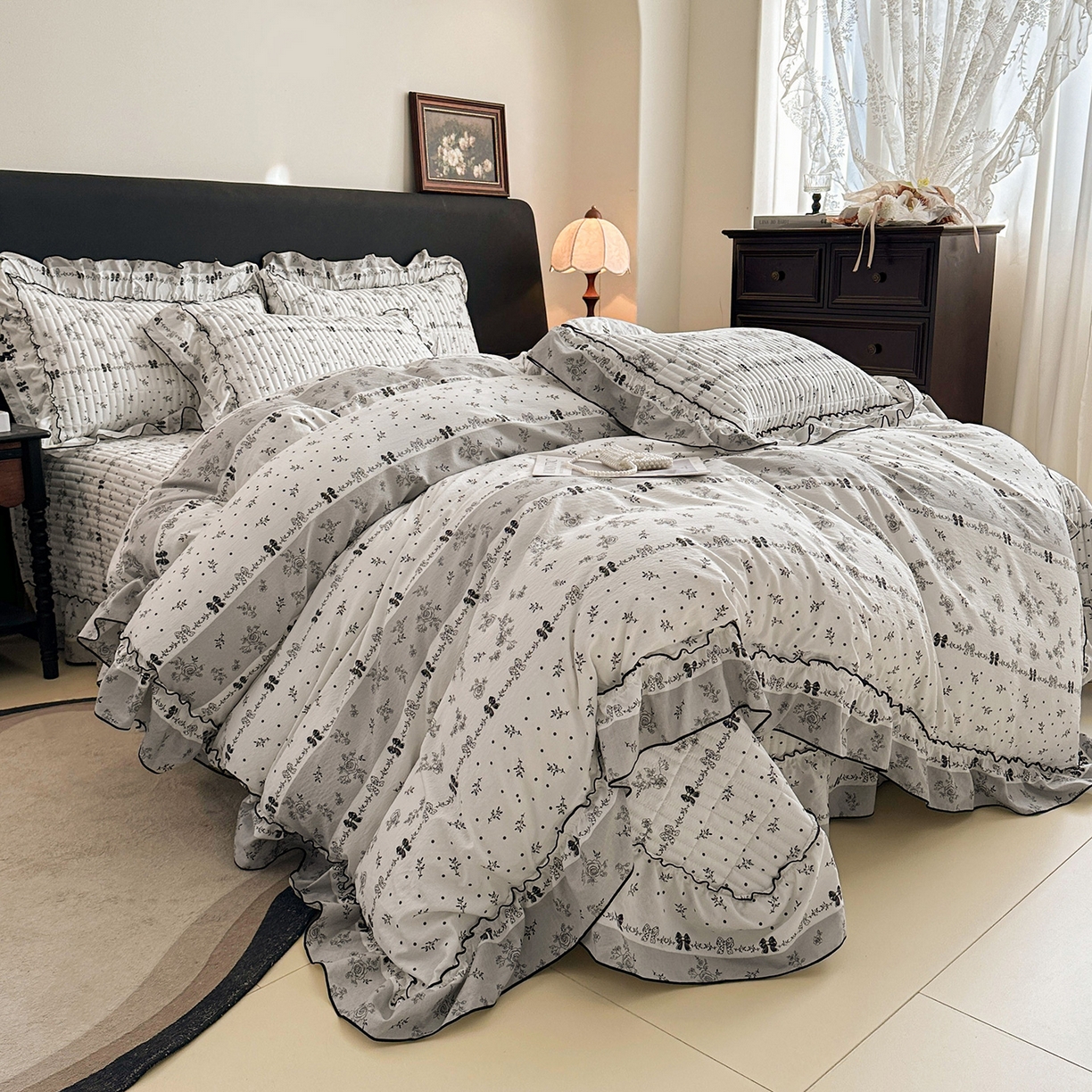 91家纺网 家纺一手货源 找家纺 眠势力 2026新款双层纱花边床盖四件套加厚夹棉云感皱皱纱大花边床单套件赫本风 水墨蔷薇