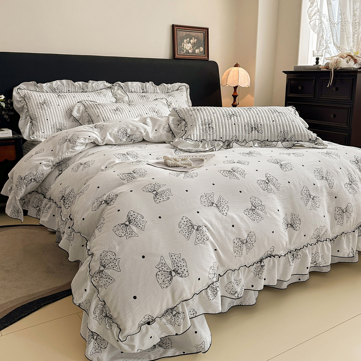 91家纺网 家纺一手货源 找家纺 眠势力 2026新款双层纱花边床盖四件套加厚夹棉云感皱皱纱大花边床单套件赫本风 墨羽蝶影