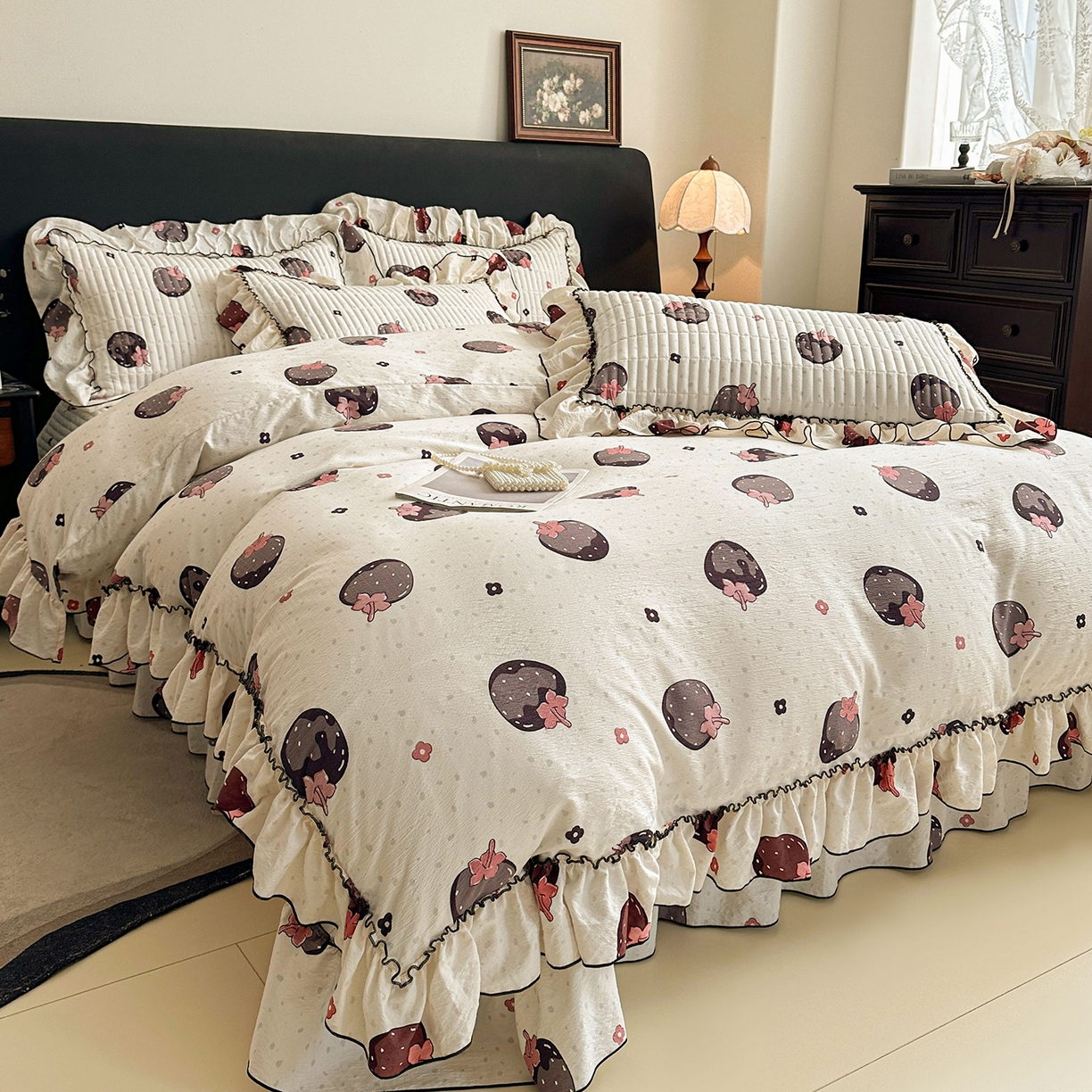 91家纺网 家纺一手货源 找家纺 眠势力 2026新款双层纱花边床盖四件套加厚夹棉云感皱皱纱大花边床单套件赫本风 乌梅子酱