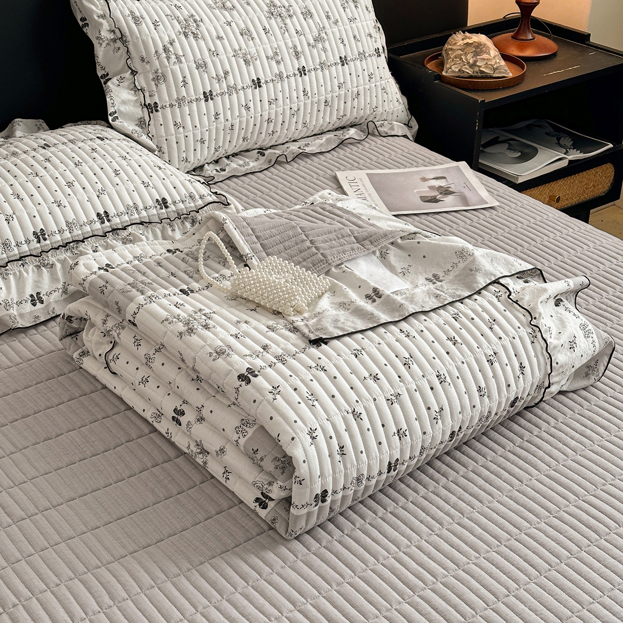 91家纺网 家纺一手货源 找家纺 眠势力 2026新款双层纱花边床盖四件套加厚夹棉云感皱皱纱大花边床单套件赫本风 水墨蔷薇