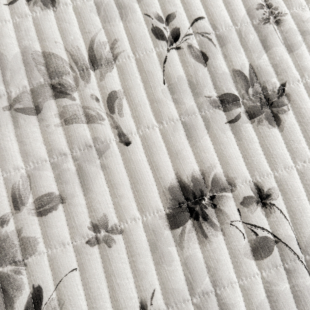 91家纺网 家纺一手货源 找家纺 眠势力 2026新款双层纱花边床盖四件套加厚夹棉云感皱皱纱大花边床单套件赫本风 雾都繁花