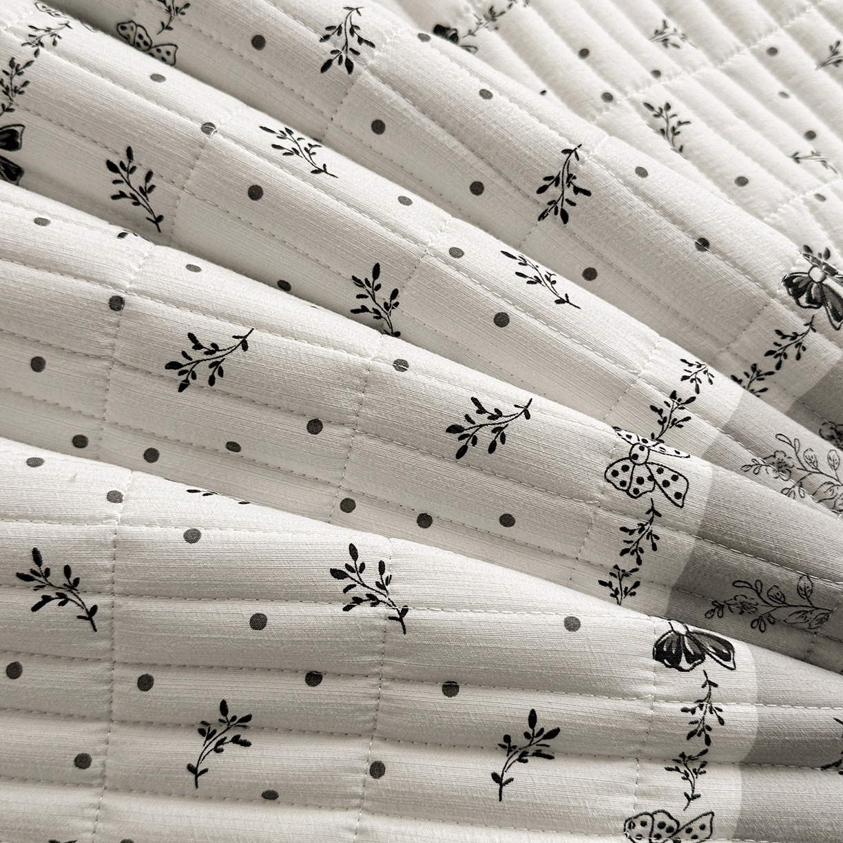 91家纺网 家纺一手货源 找家纺 眠势力 2026新款双层纱花边床盖四件套加厚夹棉云感皱皱纱大花边床单套件赫本风 水墨蔷薇