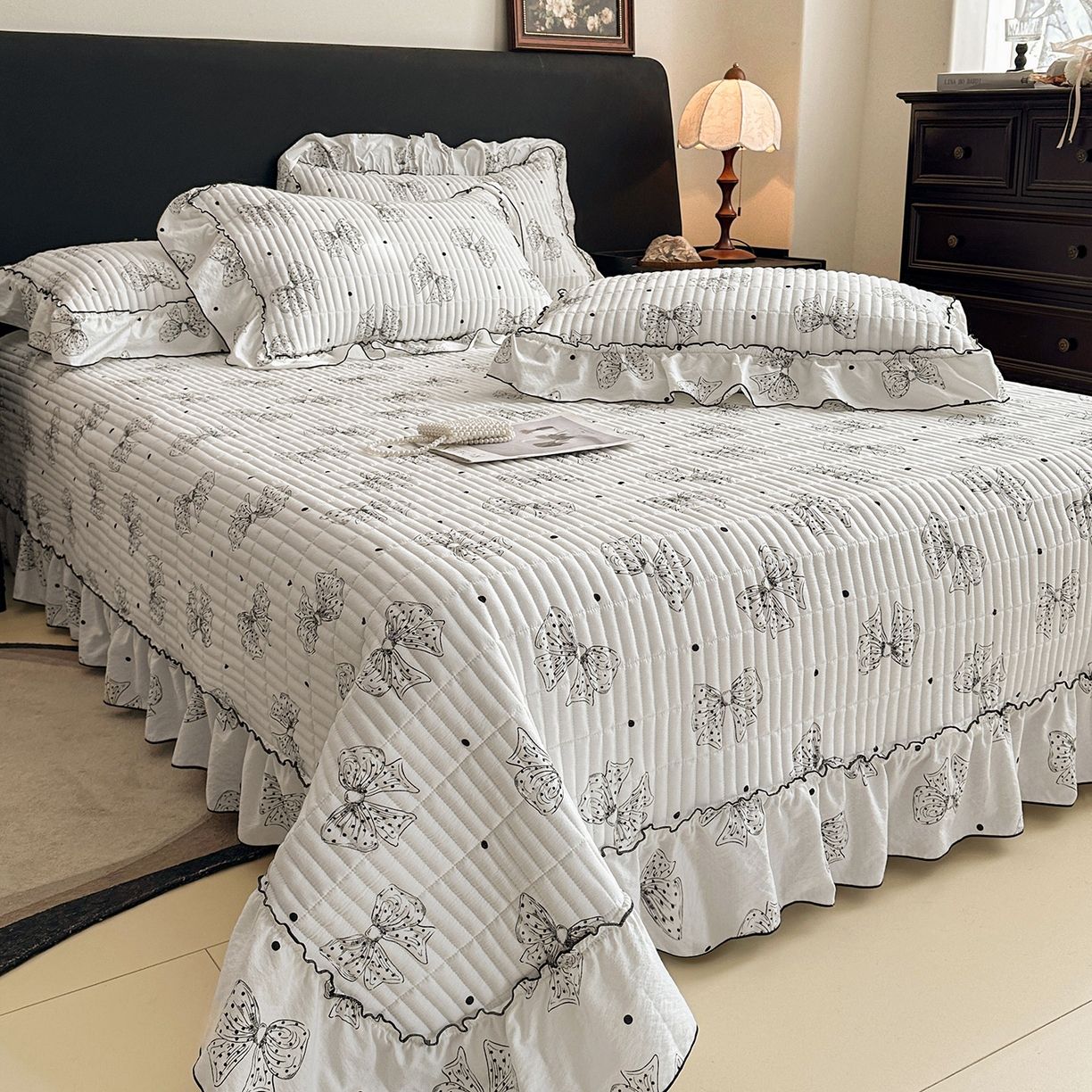 91家纺网 家纺一手货源 找家纺 眠势力 2026新款双层纱花边床盖四件套加厚夹棉云感皱皱纱大花边床单套件赫本风 墨羽蝶影