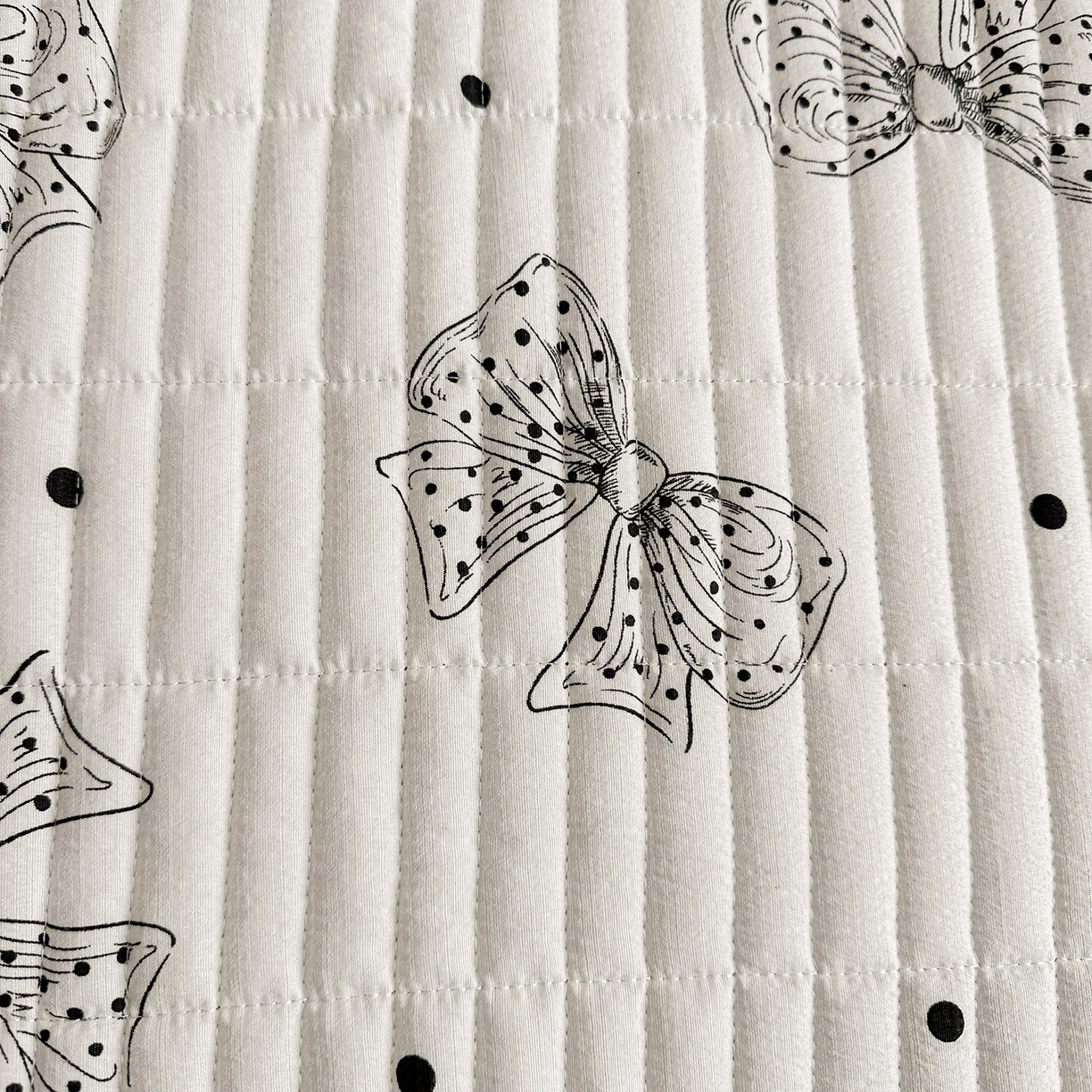 91家纺网 家纺一手货源 找家纺 眠势力 2026新款双层纱花边床盖四件套加厚夹棉云感皱皱纱大花边床单套件赫本风 墨羽蝶影