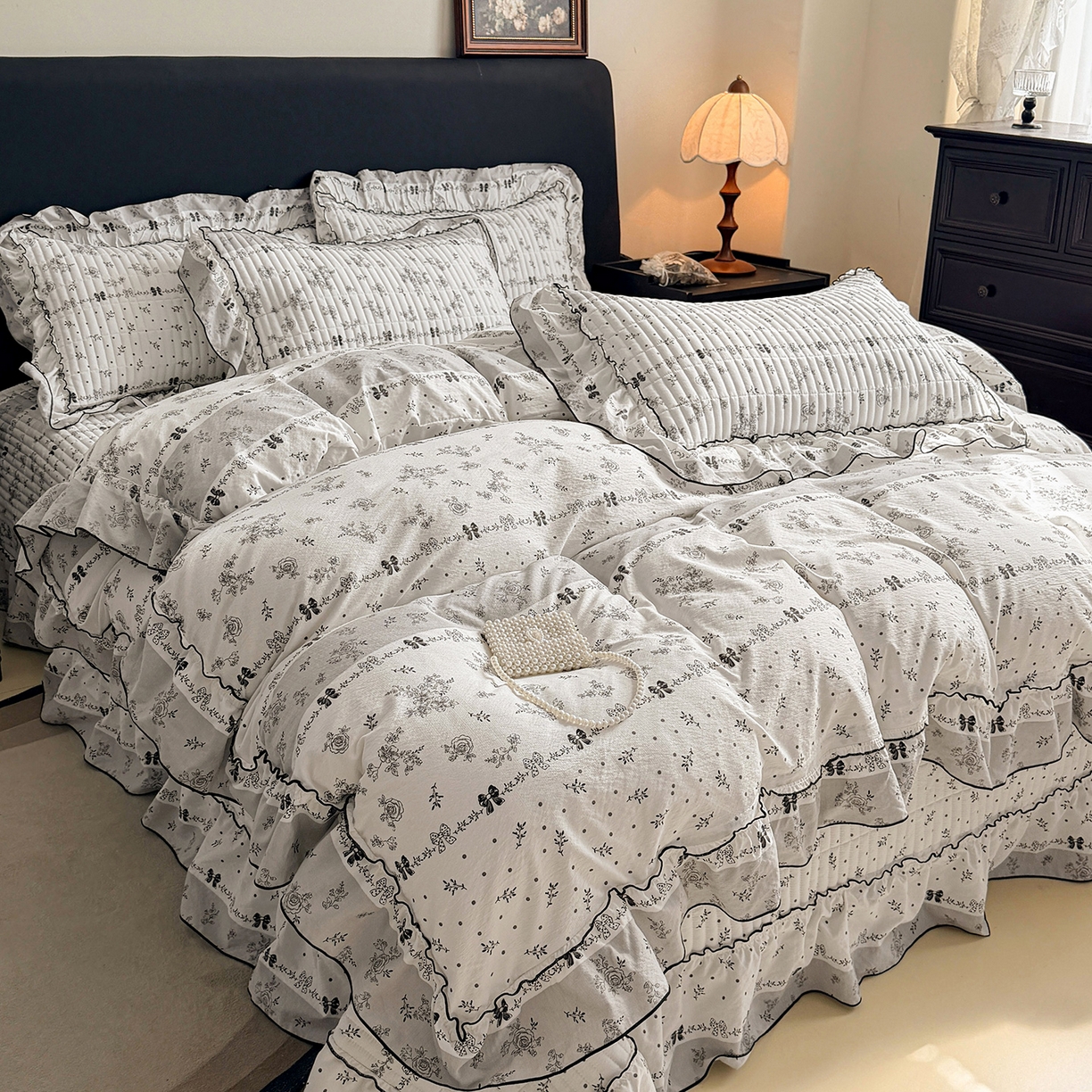 91家纺网 家纺一手货源 找家纺 眠势力 2026新款双层纱花边床盖四件套加厚夹棉云感皱皱纱大花边床单套件赫本风 水墨蔷薇