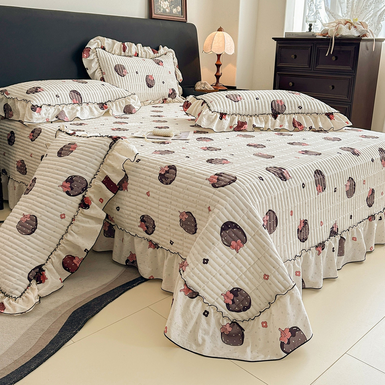 91家纺网 家纺一手货源 找家纺 眠势力 2026新款双层纱花边床盖四件套加厚夹棉云感皱皱纱大花边床单套件赫本风 乌梅子酱