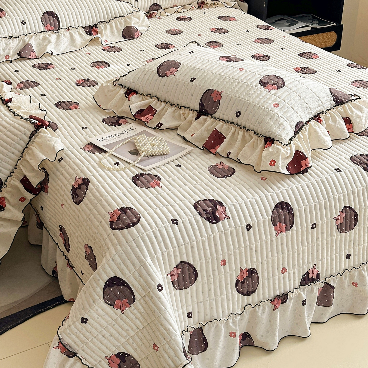 91家纺网 家纺一手货源 找家纺 眠势力 2026新款双层纱花边床盖四件套加厚夹棉云感皱皱纱大花边床单套件赫本风 乌梅子酱