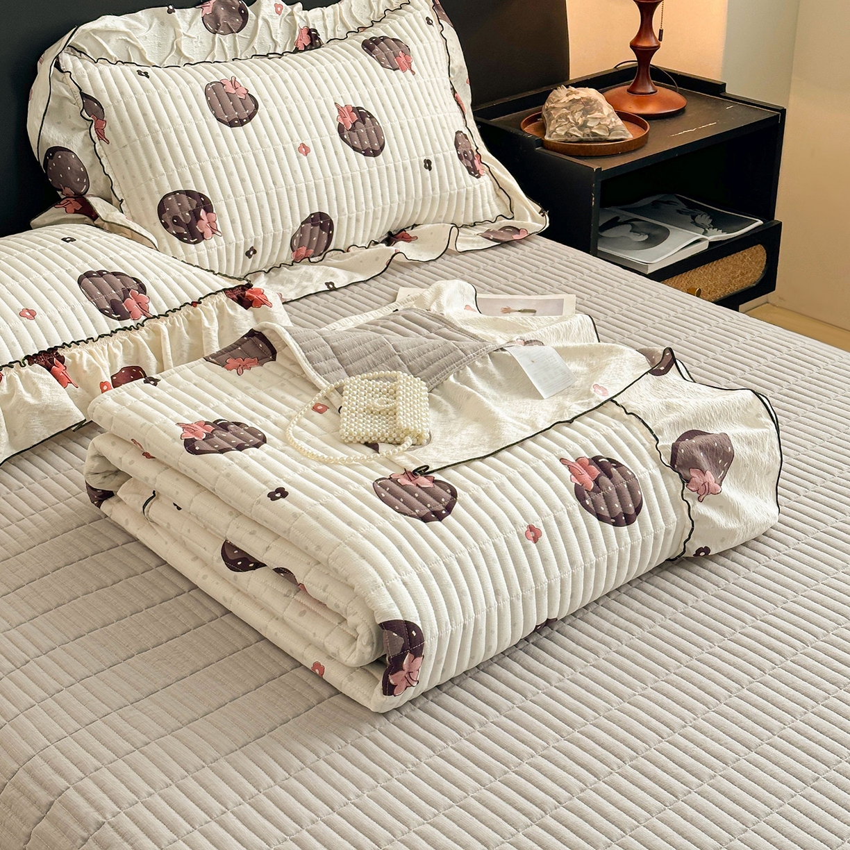 91家纺网 家纺一手货源 找家纺 眠势力 2026新款双层纱花边床盖单件加厚夹棉云感皱皱纱大花边床单三件套赫本风 乌梅子酱