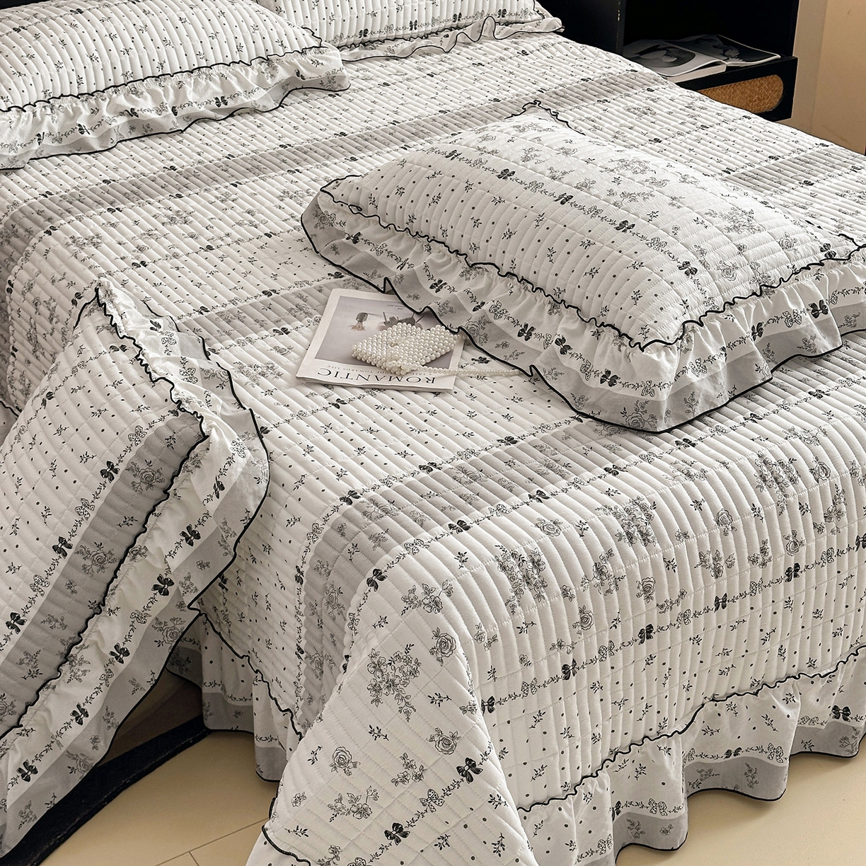 91家纺网 家纺一手货源 找家纺 眠势力 2026新款双层纱花边床盖单件加厚夹棉云感皱皱纱大花边床单三件套赫本风 水墨蔷薇