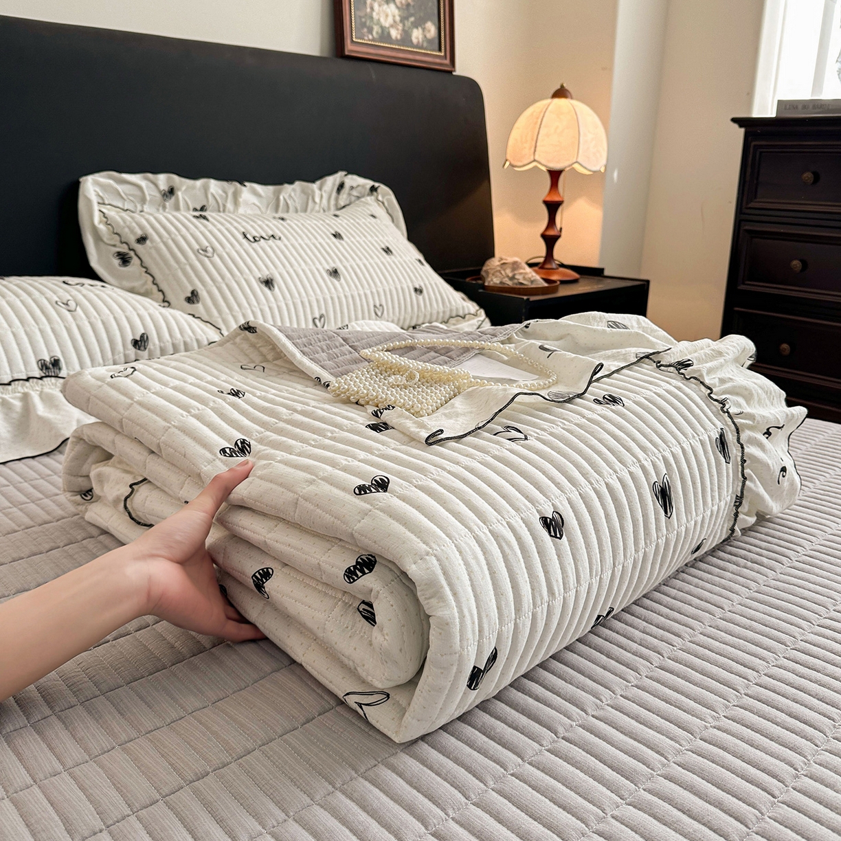 91家纺网 家纺一手货源 找家纺 眠势力 2026新款双层纱花边床盖单件加厚夹棉云感皱皱纱大花边床单三件套赫本风 心语告白