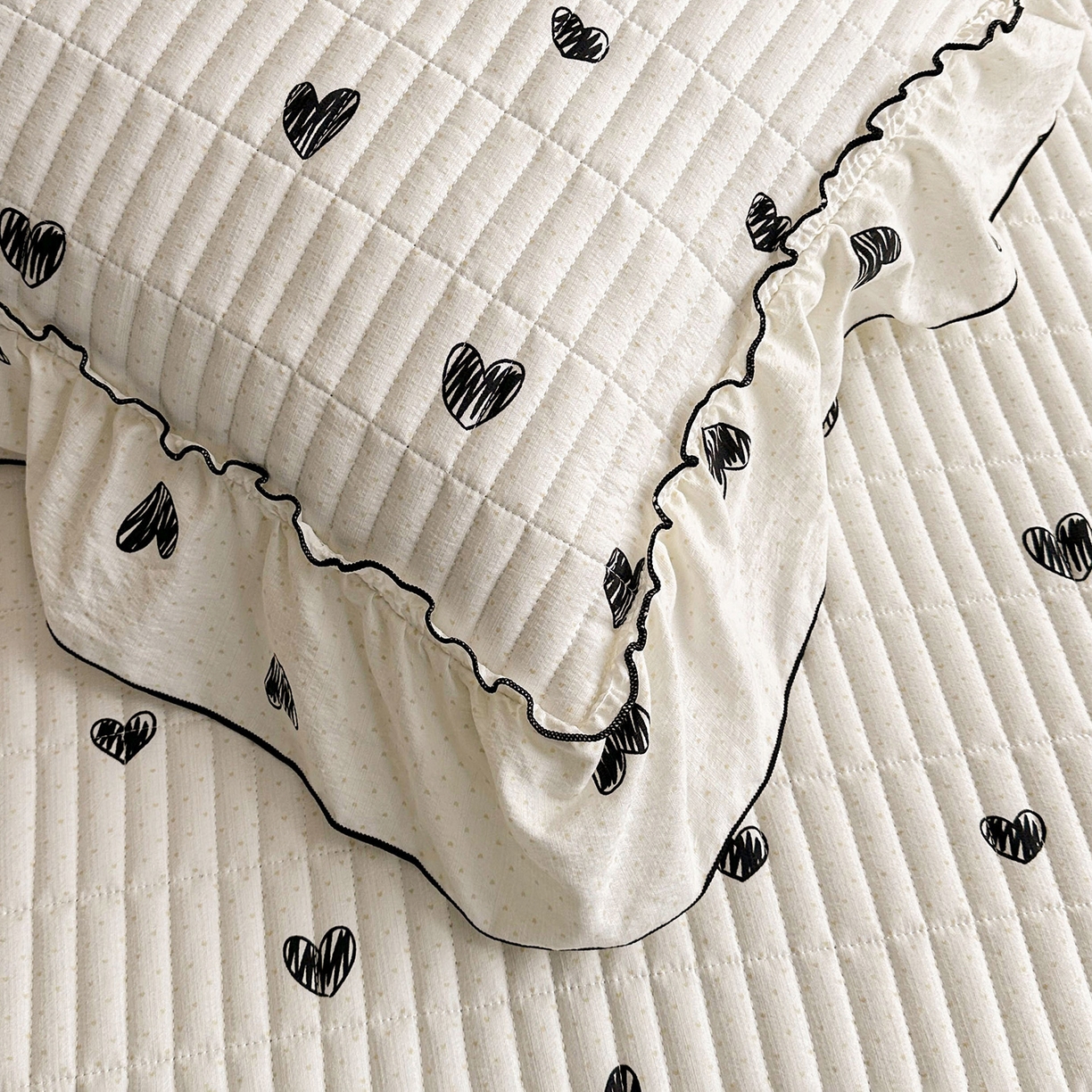 91家纺网 家纺一手货源 找家纺 眠势力 2026新款双层纱花边床盖单件加厚夹棉云感皱皱纱大花边床单三件套赫本风 心语告白